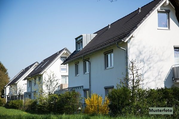 Freistehendes 2-Familienhaus nebst Garage